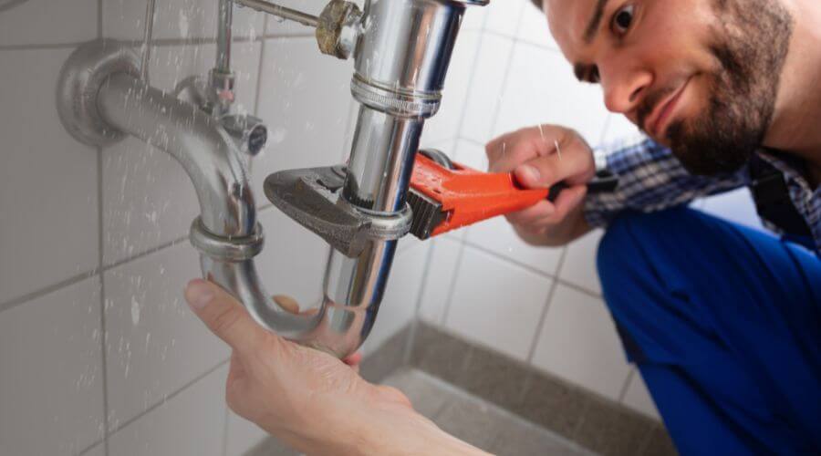 Expert burst pipe repair services in Universal City, TX